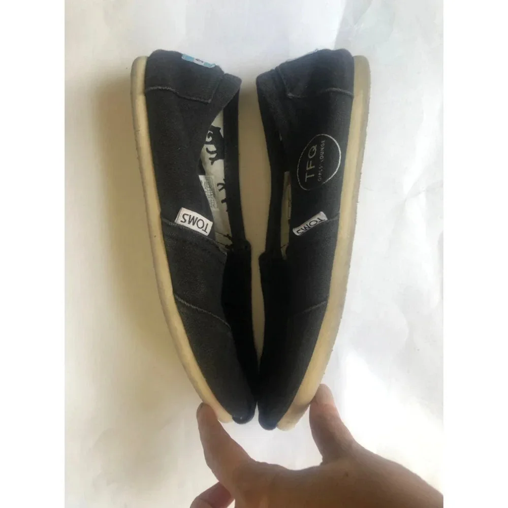 TOMS women’s black canvas flats size W5.5